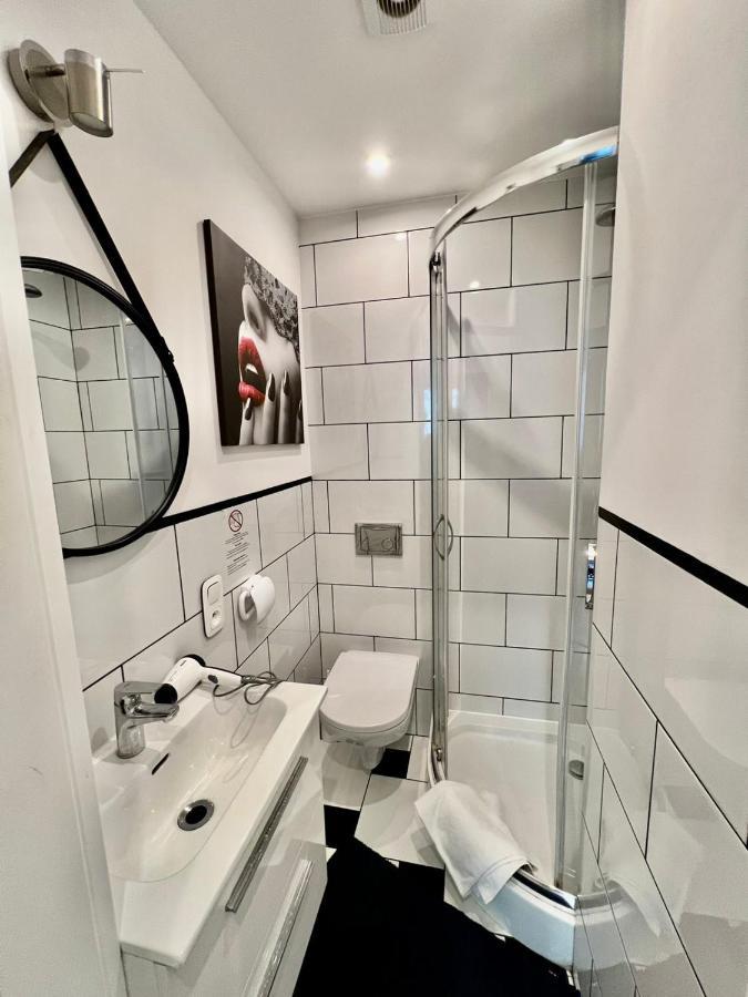 Unit Rooms Warszawa By Metro Rondo Onz Short Rent Idealne Pokoje Na Nocleg W Warszawie Zewnętrze zdjęcie