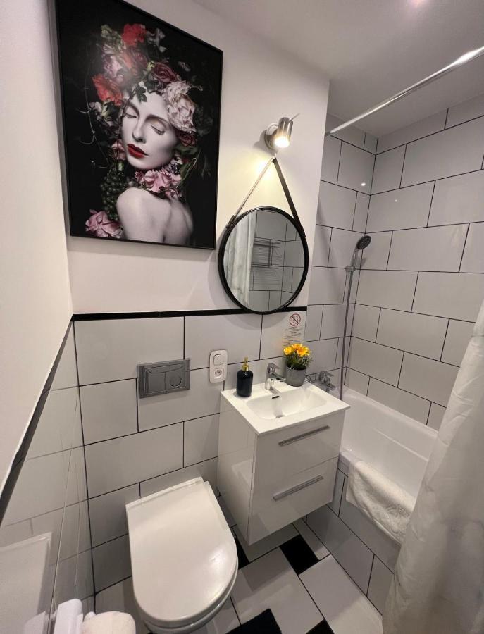 Unit Rooms Warszawa By Metro Rondo Onz Short Rent Idealne Pokoje Na Nocleg W Warszawie Zewnętrze zdjęcie
